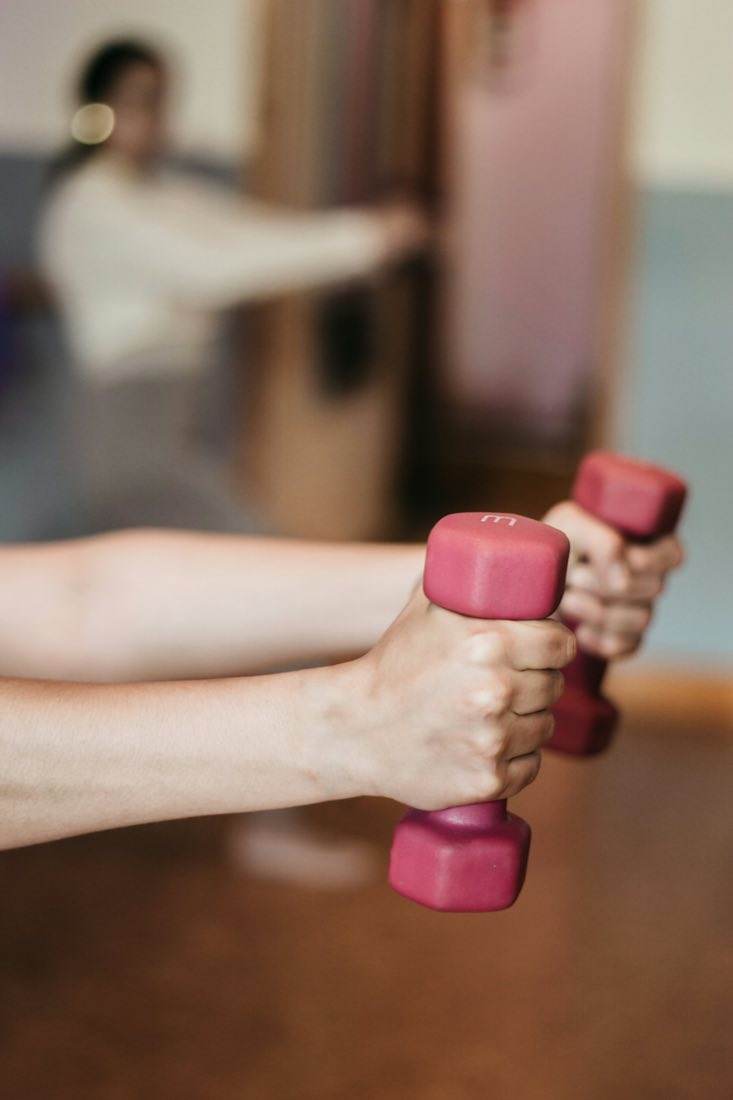 Patient training with light dumbbells during rehabilitation